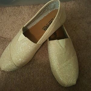 🌻NWOT Toms style gold sparkle shoes