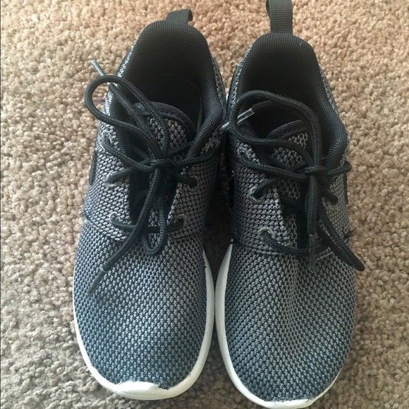 ❗️ON SALE FOR $20 today only offer❗️Nike Roshe one
