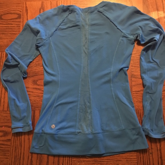 Lululemon top. Size 4 - Picture 2 of 3