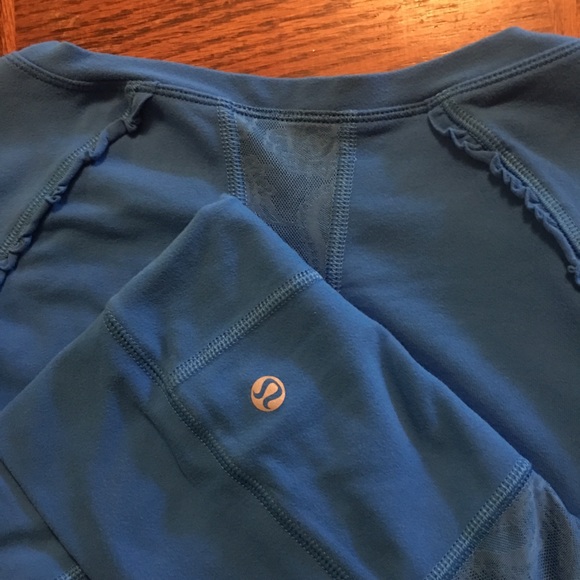 Lululemon top. Size 4 - Picture 3 of 3