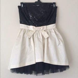 ✨ SALE 💕 Betsey Johnson strapless dress with bow!