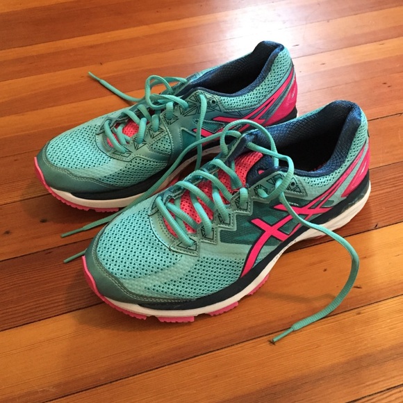Asics GT-2000 running shoe.
