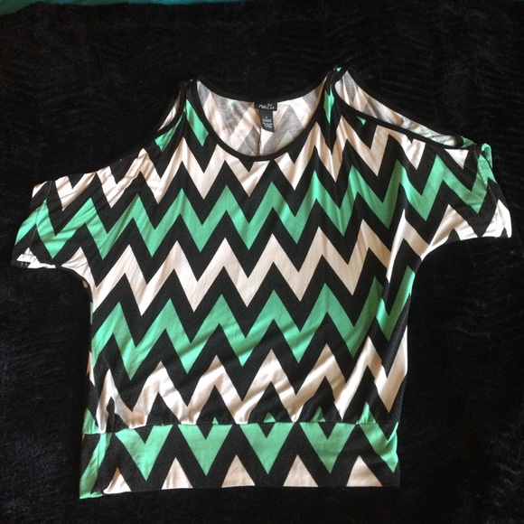 Short sleeve blouse with open shoulder