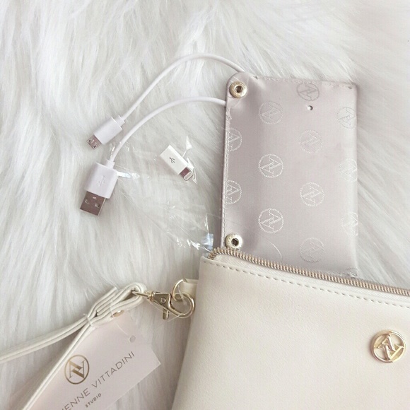 ❌SOLD❌Adrienne Vittadini White Charging Wristlet - Picture 2 of 3