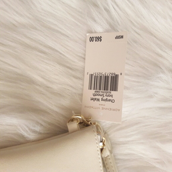 ❌SOLD❌Adrienne Vittadini White Charging Wristlet - Picture 3 of 3