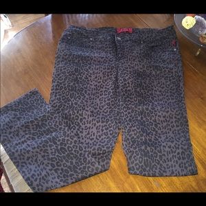 Gray Leo Print Skinnies NWOT ✨ PLUS SIZE