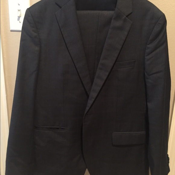 Dark grey wool and polyester suit. 40S.