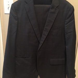 Dark grey wool and polyester suit. 40S.