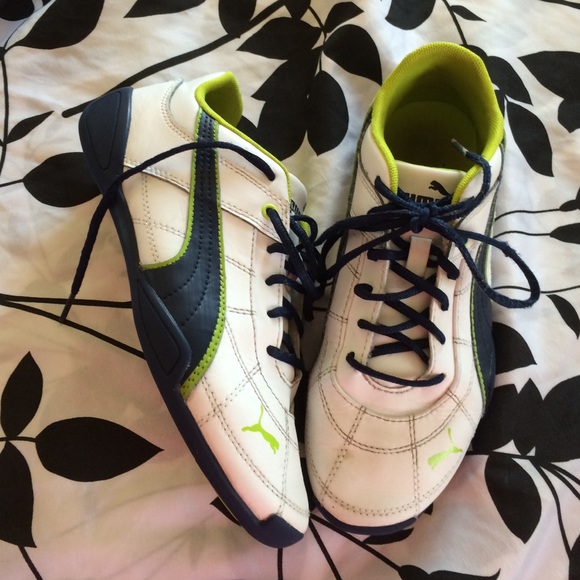 Boys Puma tennis shoes