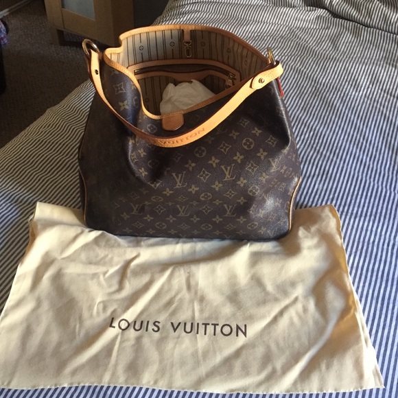 Shoulder tote with dust bag