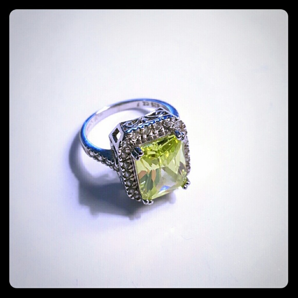 Jewelry - Sterling silver peridot diamond ring