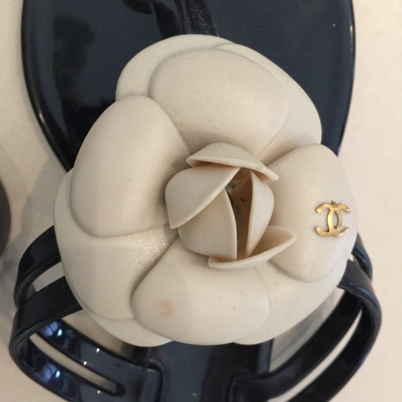 slipper in black with off white flower - Picture 3 of 4