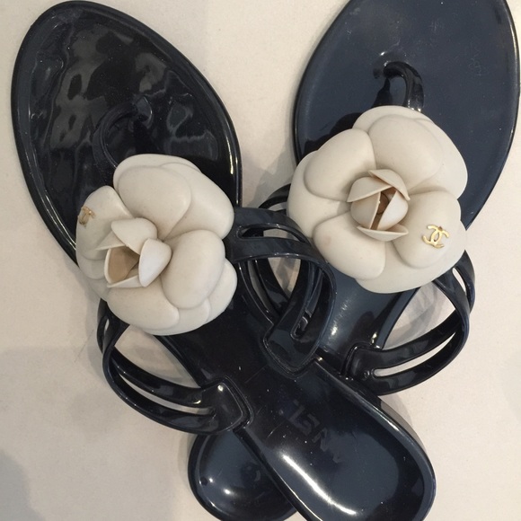 slipper in black with off white flower - Picture 4 of 4