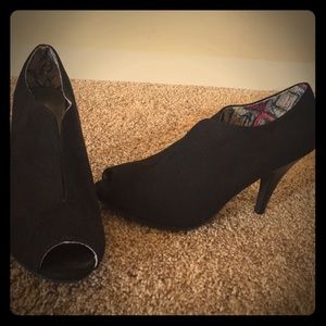 Size 9 1/2 Black Pumps!