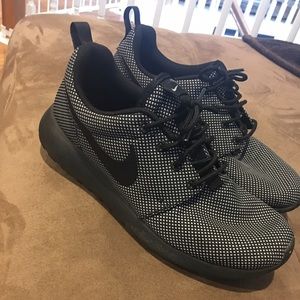 Women's Nike black Roshes size 7