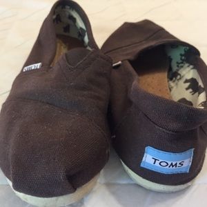 Chocolate brown Toms