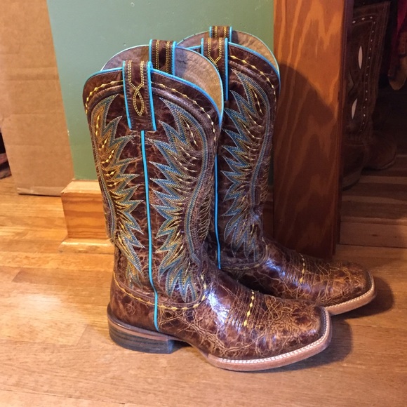 Ariat Vesquera wide square cowboy boots