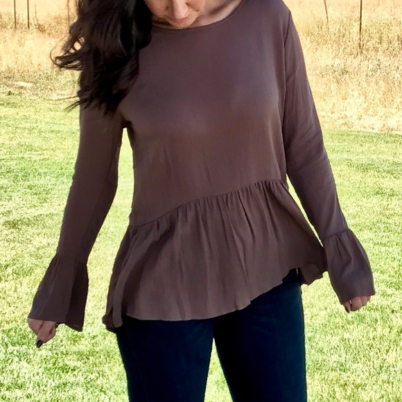 🍀 Isabella Shirt with bell cuff and peplum detail - Picture 3 of 4