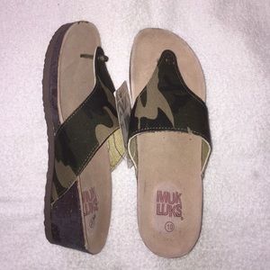 Mum Luks Camo Flip Flops Size 10 NWT