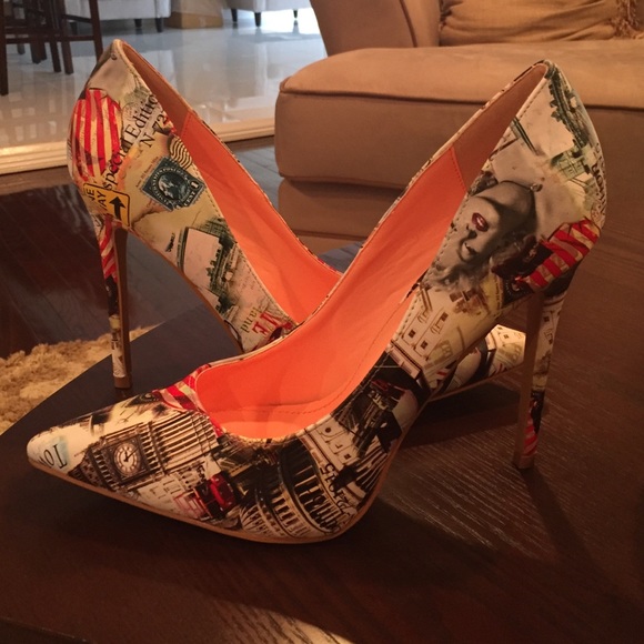 Iconic Pumps - Picture 2 of 4