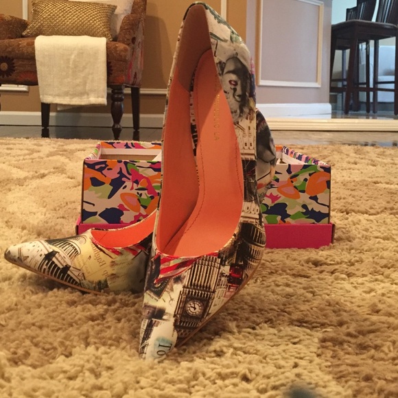 Iconic Pumps - Picture 1 of 4