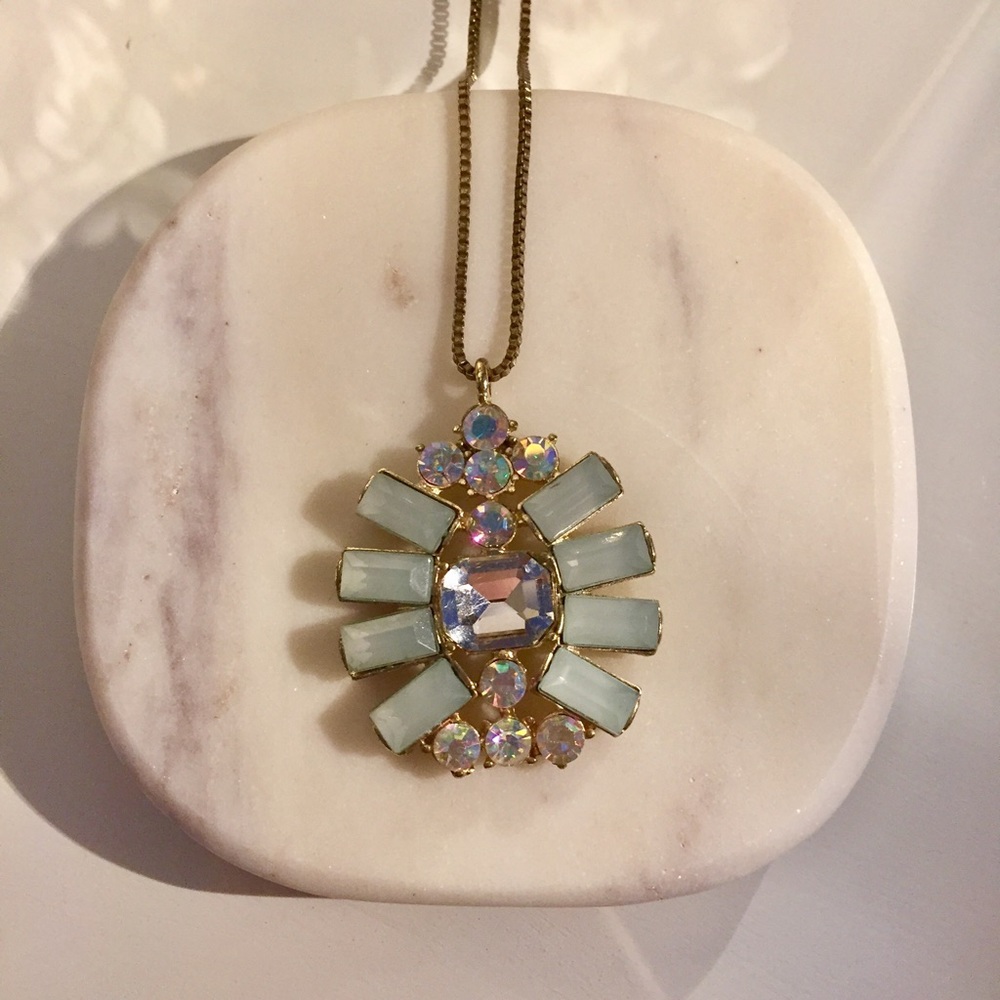 ✨long necklace with beautiful sparkly piece✨