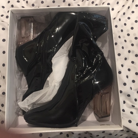 Shiny black booties with clear heel - Picture 2 of 4