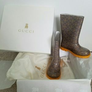 Toddler Gucci rain boots and burberry jacket