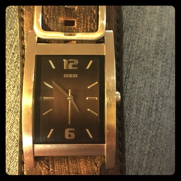 Mens watch. Leather band w/ working battery.
