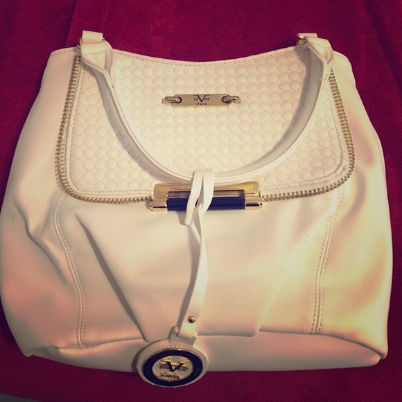 V19-69 white purse. NEVER USED