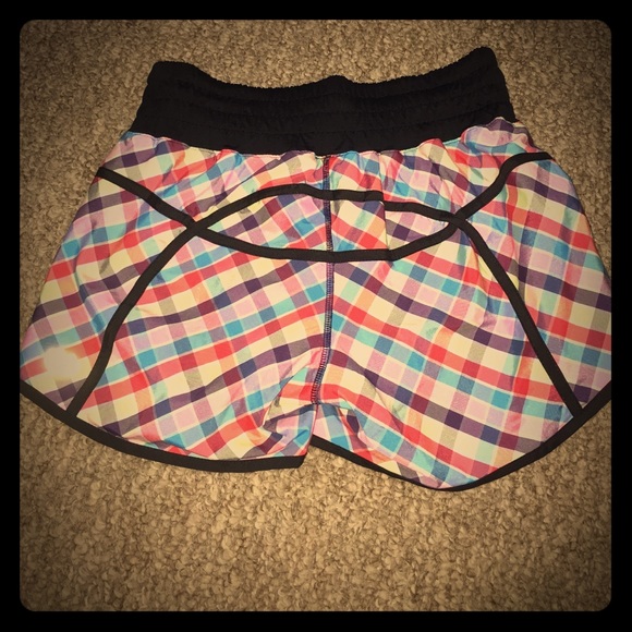 Lululemon Seawheeze tracker shorts sz 6