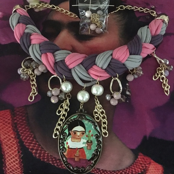 Beautiful necklace With earrings!