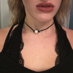 Pearl chocker