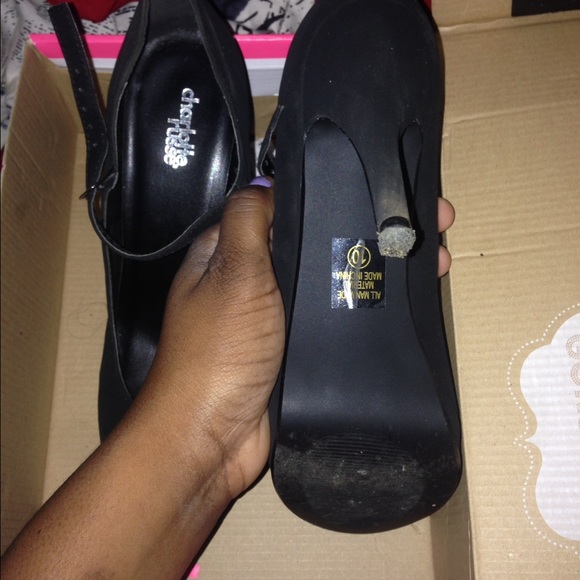 Black heels - Picture 3 of 3