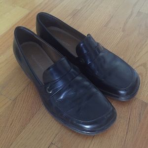 Naturalizer black leather loafers