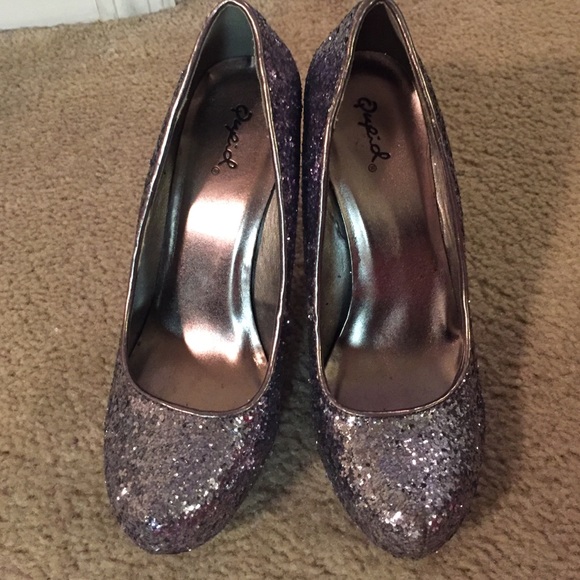 Silver glitz pumps ! Perfect 4 PROM! - Picture 2 of 3