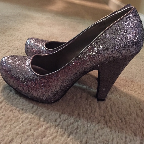 Silver glitz pumps ! Perfect 4 PROM! - Picture 3 of 3