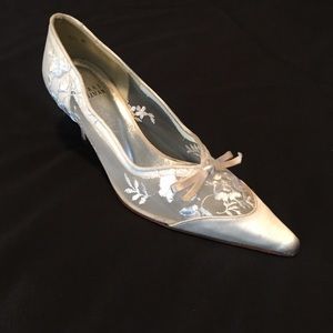 Stuart Weitzman Off-white lace pumps