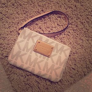 ⚡️SALE⚡️Michael Kors Jet Set Medium Wristlet