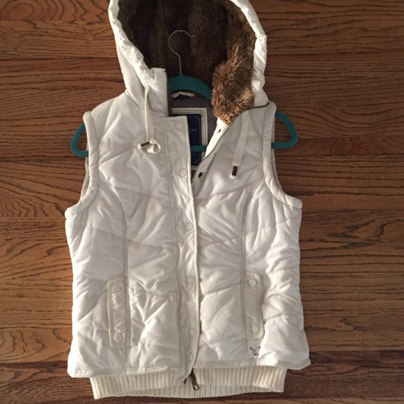 American Eagle white winter puffer vest