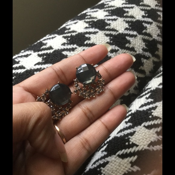 Black stone stud earrings - Picture 2 of 2