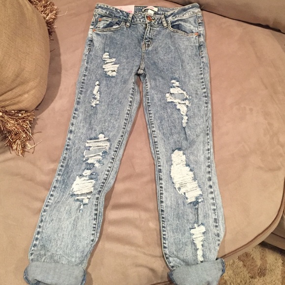 Light acid wash destroyed boyfriend Jean