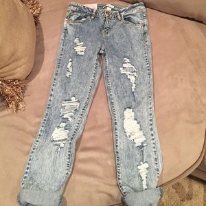 Light acid wash destroyed boyfriend Jean