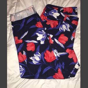 ✨NEW✨Floral pixie capris