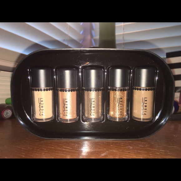 MAC Holiday Pigment set