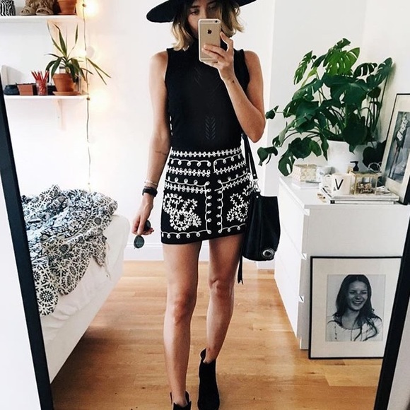 LF Dresses & Skirts - 🎉HP🎉 LF NEW black with white skirt