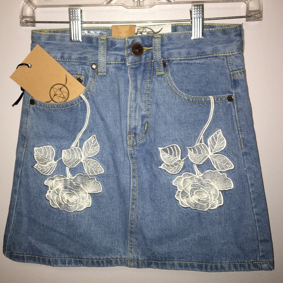 🌹🌹🌹White embroidered denim skirt🌹🌹🌹