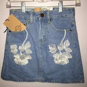 🌹🌹🌹White embroidered denim skirt🌹🌹🌹