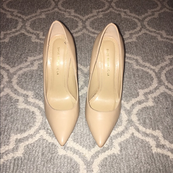 Nude pumps