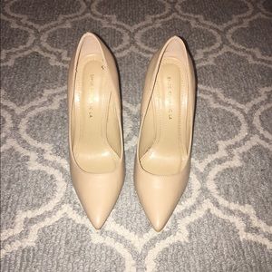 Nude pumps